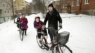 Malin Engelmark och Mikael Bramförs med barnen Sigvard och Ottilia.