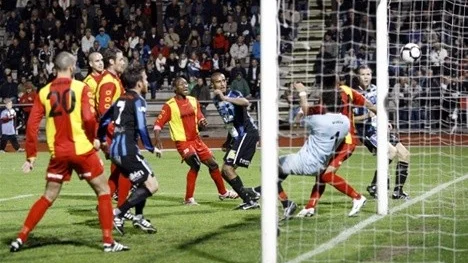 Valsta Syrianska, här i match mot Sirius, var nära att åka ur norrettan i år.