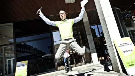 Kommunalrådet Stefan Hanna (C) invigde Hälsoveckan med språng.