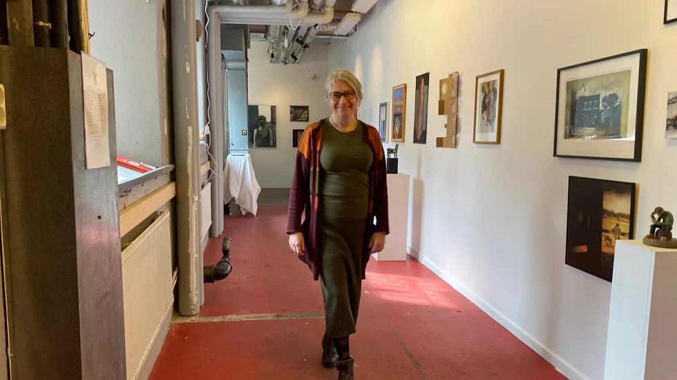 Konstnären Margareta Brandin, en av arrangörerna bakom Norrköping Konstrunda 2022, i samlingsutställningen i nya Galleri Hallarna i kulturkvarteret Hallarna. Konstrundan pågår 28 mars till 3 april.