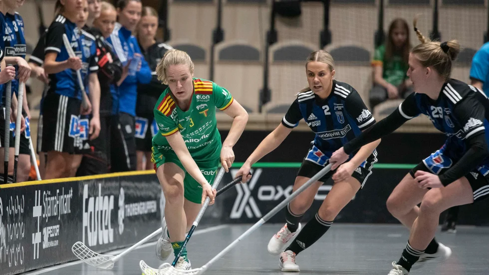 Amanda Delgado Johansson i närkamp med Jonna Vuontisvaara och Maja Brodin.