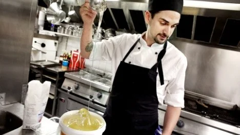 Daniel Ünsal, köksmästare på Riverside, förbereder citron- och champagnesorben som ska serveras på nyårssupén.