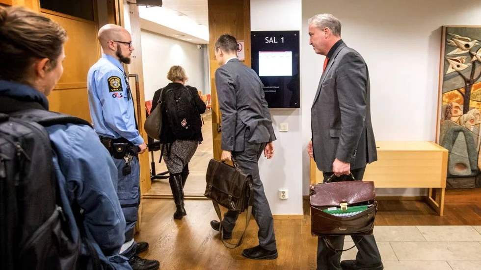 På väg in i rättssalen. Under torsdagen inleddes rättegången mot den mordåtalade 18-åringen. Rättegången avslutas i dag, fredag.