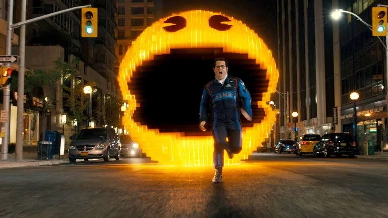 Utomjordingar attackerar i form av gamla arkadspel i "Pixels". Här jagar Pac-Man en av de överåriga nördar som rekryteras för att rädda mänskligheten.