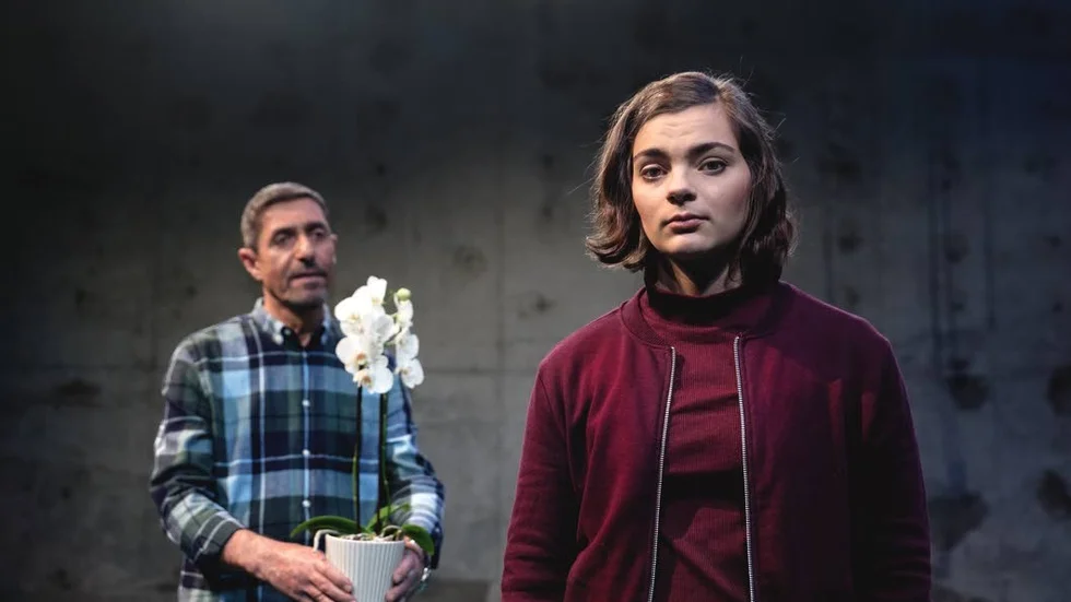 Nidhal Fares och Linnea Sundblom i "Brev till en ängel" på Unga Klara.