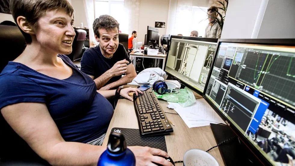 På Gaming Corps arbetar ett helt rum spelutvecklare intensivt med produktionen av spelet "Air", här under övervakan av Christian Cantamessa. Till vänster: 3D-animatören Laura Trespioli.
