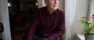 Han dissekerar konspirationerna