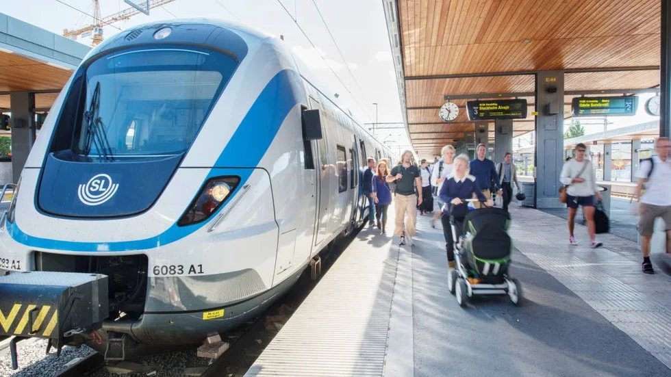 SL-resenärer kliver av pendeltåget i Uppsala.