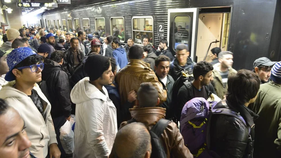 Flyktingar anländer till Stockholm central. På måndag kommer Uppsala kommun att ta emot flera flyktingar i extrainsatta akutboenden.