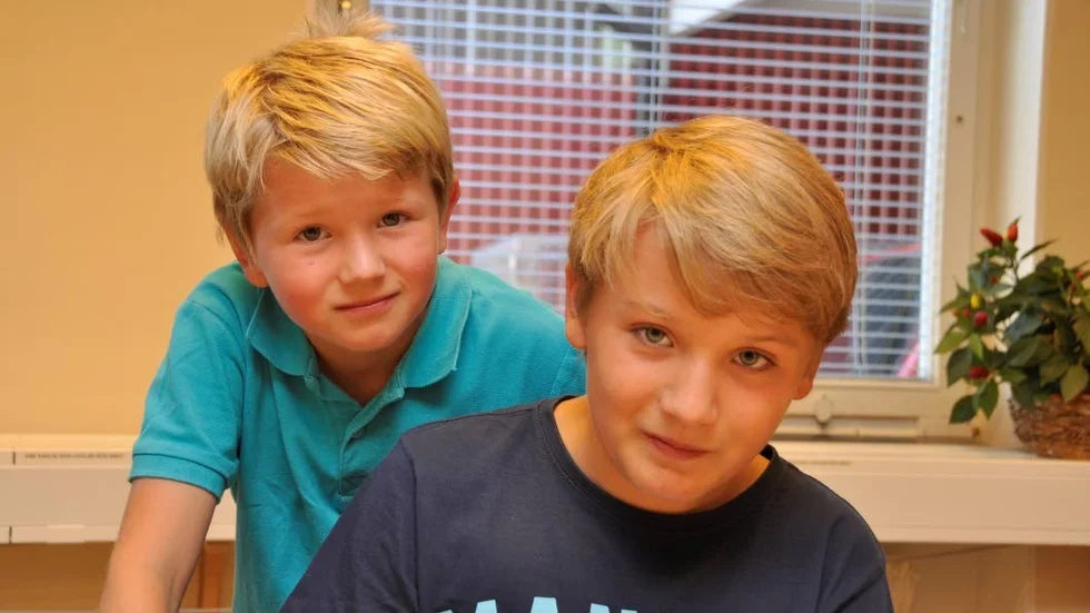 Bröderna Filip och Oscar Lindqvist hittade nyligen en båt vid Näsudden, utanför Östhammar. Den visade sig vara stulen.