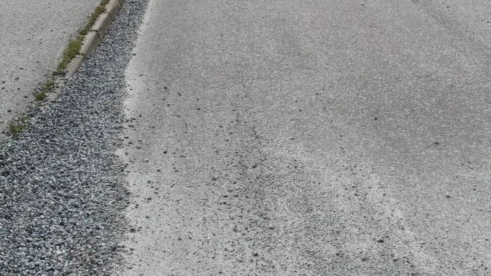 Efter grävningar för fiberkabel ser Tegelvägen i Heby ut så här.