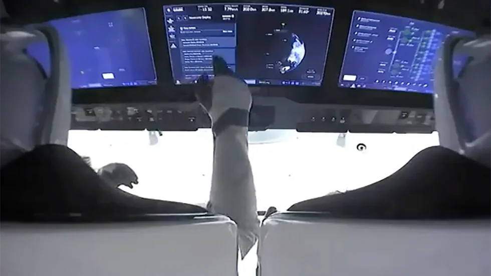 Färre knappar och fler skärmar blir det för Andreas Mogensen när han nästa år får köra en Crew Dragon upp till ISS. Arkivbild från en uppskjutning förra året.