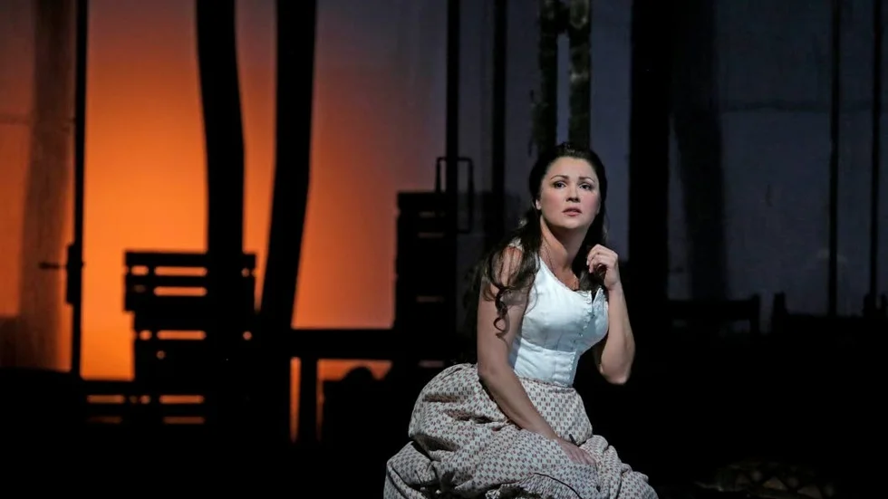 Operastjärnan Anna Netrebko medverkar i "Trubaduren" som nu ska visas på svenska biografer.