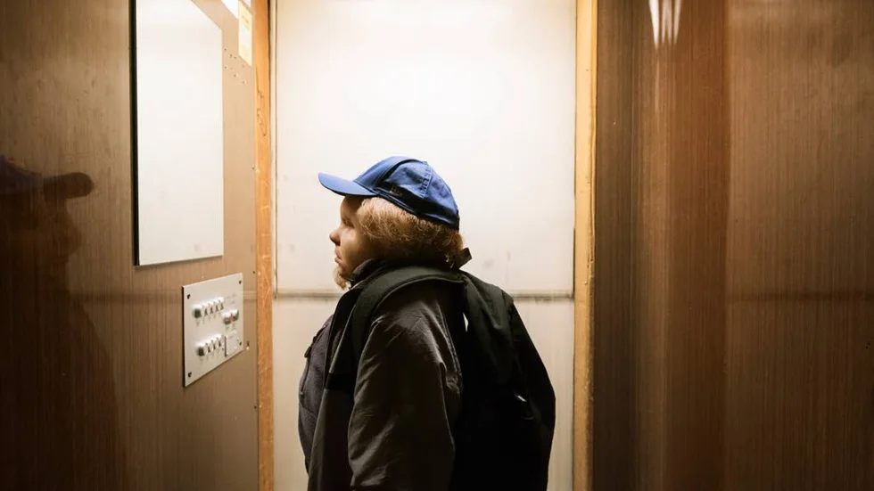 Det tog fyra och en halv timme i sminket för Christian Andrén att förvandlas till Rikard, huvudperson i Johannes Nyholms "Jätten".
