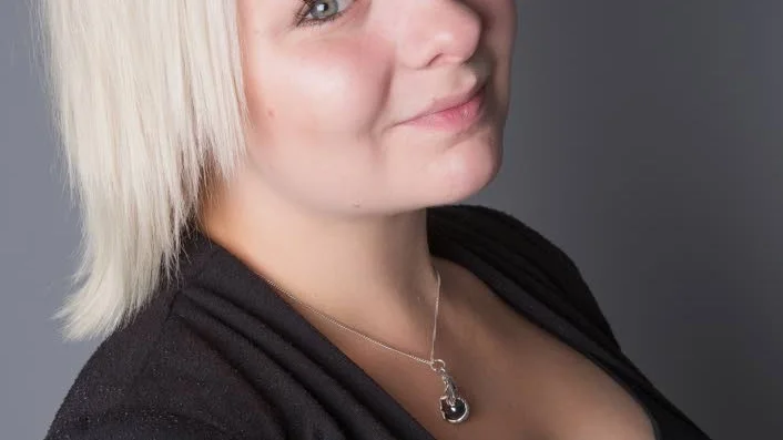 Alundafotograf. Sara Brehmer är fotograf i Alunda. Nyligen kom hon tvåa i foto-SM med en bild i den kommersiella klassen.