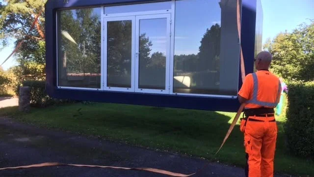 Lyfter på plats. Konstkuben rattas in av Roland Tillberg