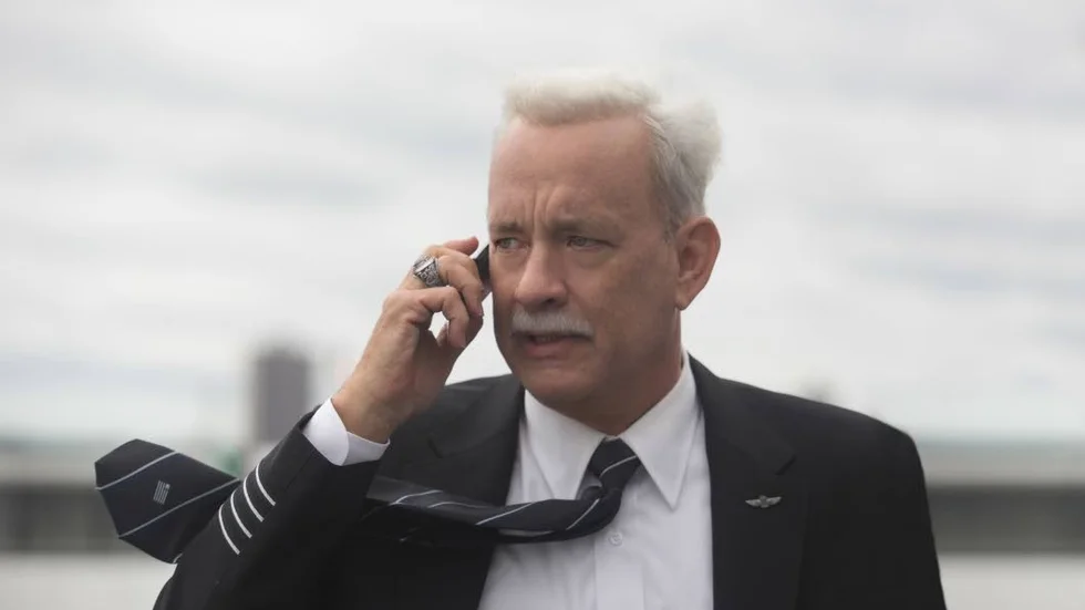 Tom Hanks spelar piloten Chesley "Sully" Sullenberger i filmen som bygger på den verkliga händelsen när ett flygplan tvingades nödlanda på Hudsonfloden i New York 2009.