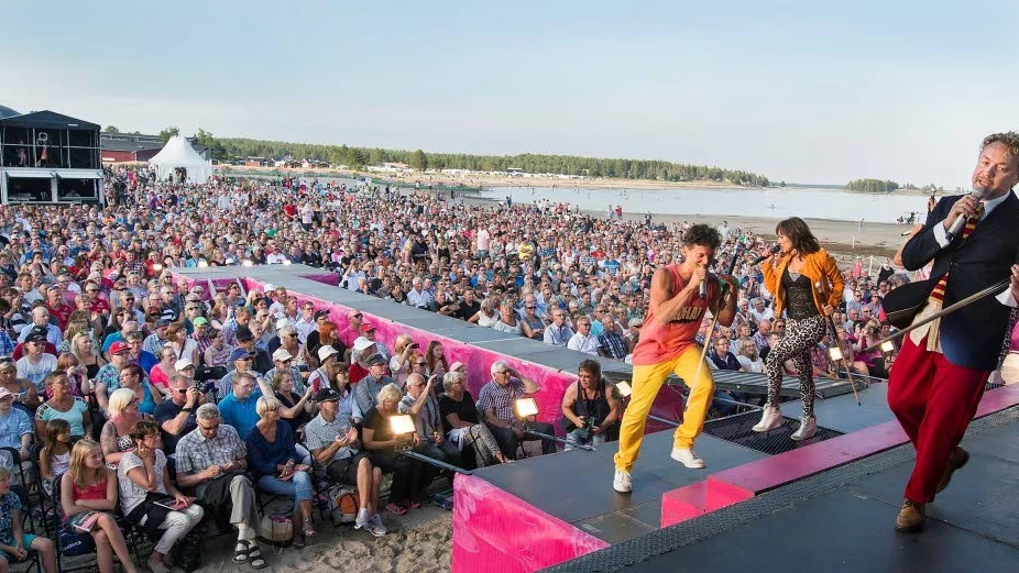 Diggeloo 2014. Publikhavet sträcker sig långt ut över stranden på Pite Havsbad.