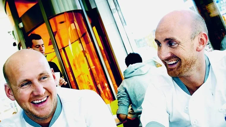 Christoffer och Richard Bergfors från Maxkoncernen kan glädjas åt en rekordomsättning under 2022. Nu är siktet inställt på att bli Sveriges största hamburgerkedja inom två år.