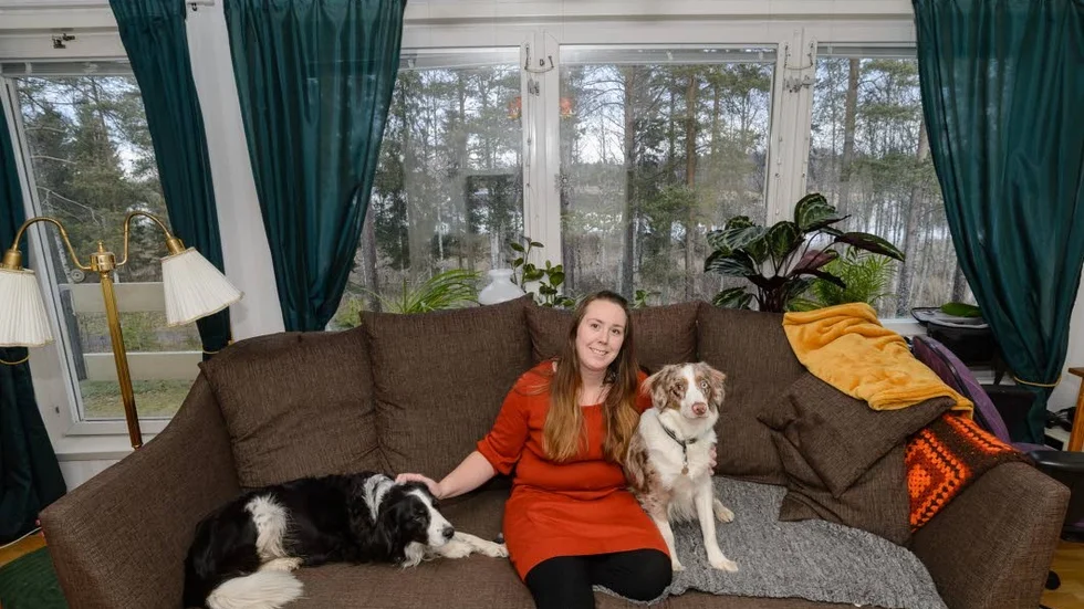 Sara Persson trivs på Porsön.  "Jag trivs jättebra, det är trevliga grannar. Det är en jättebra förskola som ligger bara här ovanför. Nära till allt och väldigt trevligt. Jag har många vänner som bor i närområdet. Det enda negativa är att husen inte är så vackra", säger hon.