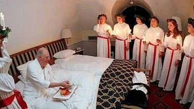 Dario Fo, litteraturpristagare 1997, väcks av lucia med följe.