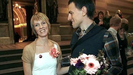 Nyutexaminerade logopeden Maria Åkerfeldt var en av de första logopederna som tog sin examen vid Uppsala universitet. Här grattas hon av pojkvännen Patrik Jansson.