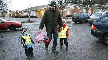 Bilen spar tid. Barn ska kunna gå eller cykla till skolan, tycker pappa Arvid Morell med barnen, Axel, fyra år, och Tyra, sex år.