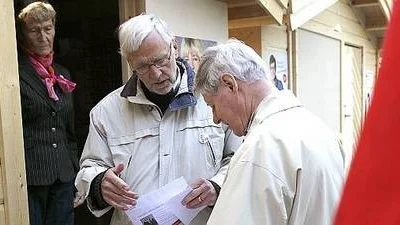 Carl Lindberg informerar i en av valstugorna.