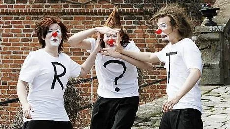 PAJASKONSTER. Clownerna Constance Bell, Douglas Scott och Emanuel Andersson i Wiks Quartett framförde pjäsen Troll & Groll på trappan till Wiks slott.