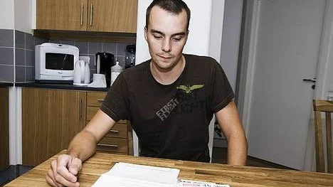 Mårten Edgren är arbetslös och nu sjukskriven, men får ingen a-kassa, inget socialbidrag, ingen sjukpenning.