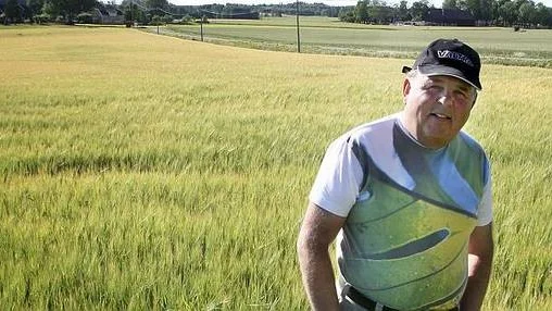 Lantbrukaren Örjan Pettersson på Säby gård vid åkern som kan bli lertag.