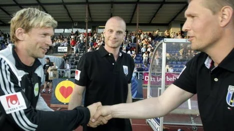 Johan Mattsson tackar Jesper Blomqvist för en god match.