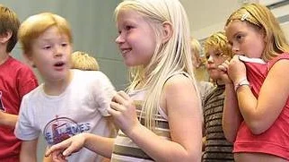 Lukas Fagerlund, Albin Säteri, Emma Eriksson, William Bonin och Isabella Mattsson tränar motoriken.