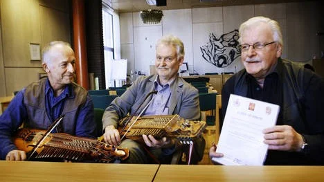 Esbjörn Hogmark och Håkan Larsson, båda från Eric Sahlström-institutet i Tobo, samt fullmäktiges ordförande Bo S Englund (s), presenterade samarbetet mellan ESI och folkmusikinstitut i Tyskland och Italien.