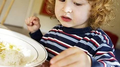 Barnen på Myggans förskola serveras hemlagad mat. David Geirup är duktig och smakar på en oliv, men den var inte så god och läggs därmed tillbaks i skålen.