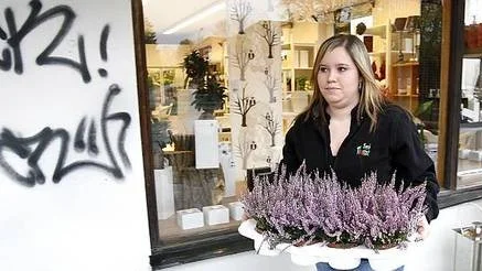 Handlarna i Österby är inte glada över klottret. Eleonore Hermansson fick sin butiksfasad nerklottrad.