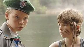 ACTIONHJÄLTAR. Skolpojkarna Lee Carter (Bill Milner) och Will Proudfoot (Will Poulter) söker ett machoideal och finner det i Sylvester Stallones första Rambofilm First Blood.