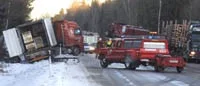 Tre skadade vid kollision med långtradare