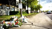 På platsen för dödsolyckan på Vaksalagatan mellan Torkelsgatan och Österängsgatan samlades på måndagen kamrater till den omkomne 23-åringen, och en mängd blommor lades ut.