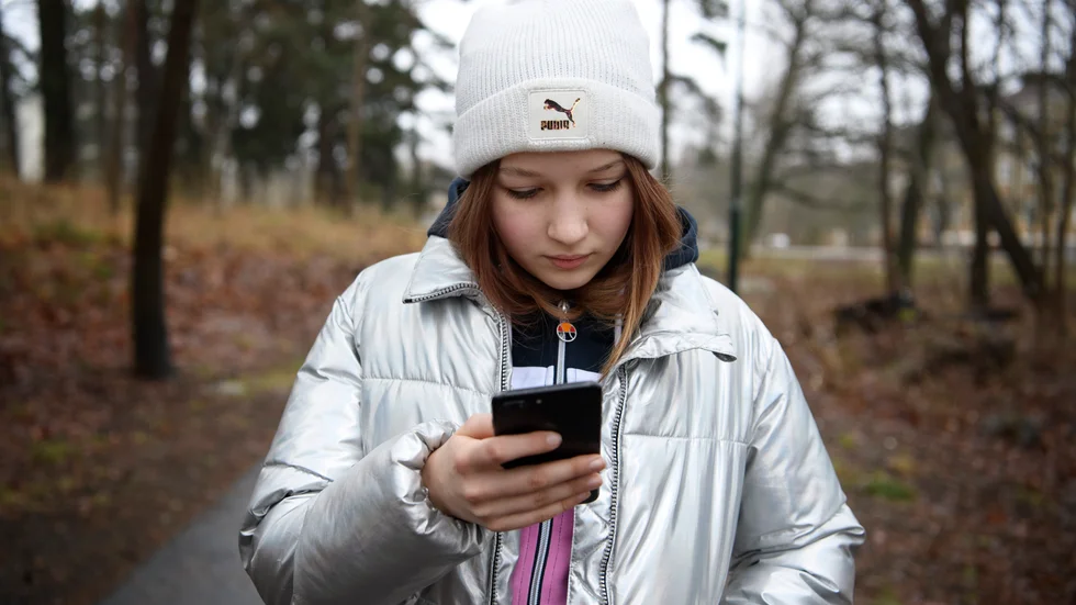 "Om man inte tycker att barnen ska se på Aktuellt kl 21, då kanske det inte är okej att låta dem sitta själva i fem timmar framför Tik tok?" skriver Maria Kustvik.