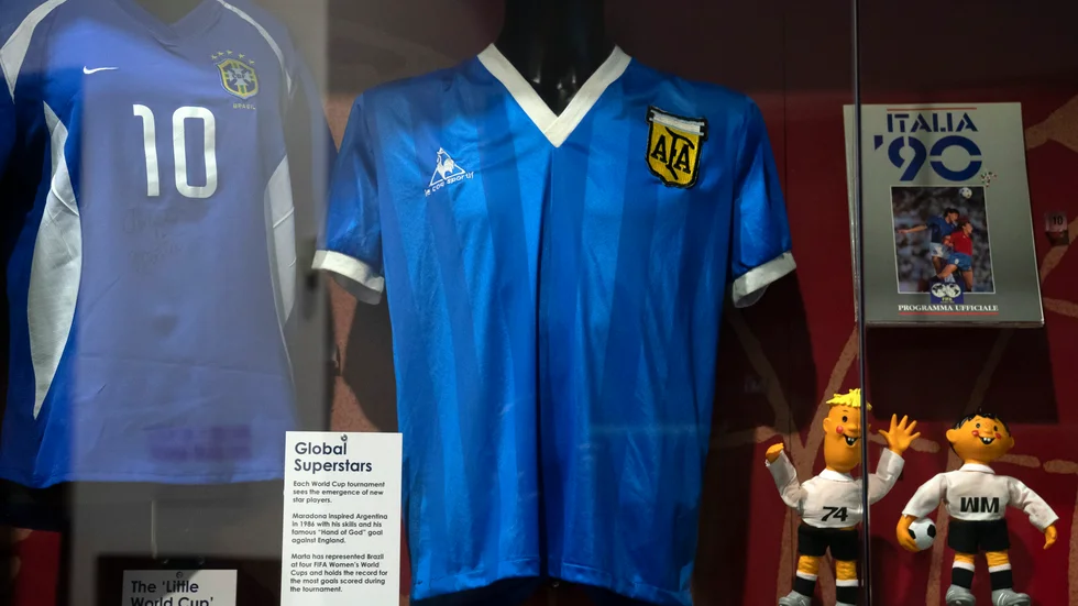 Tröjan som Maradona bar i kvartsfinalen i VM 1986 ska nu säljas. Den har varit på ett engelskt fotbollsmuseum de senaste 20 åren. Arkivbild.