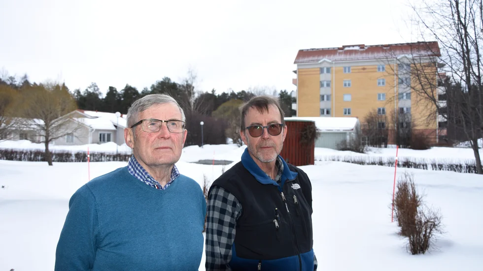 Roland Johansson och Bo Sundström. Bakom dem skymtar Rikshems hyreshus, ett av de nya hyreshusen kommer att byggas där det låga grå huset nu står.