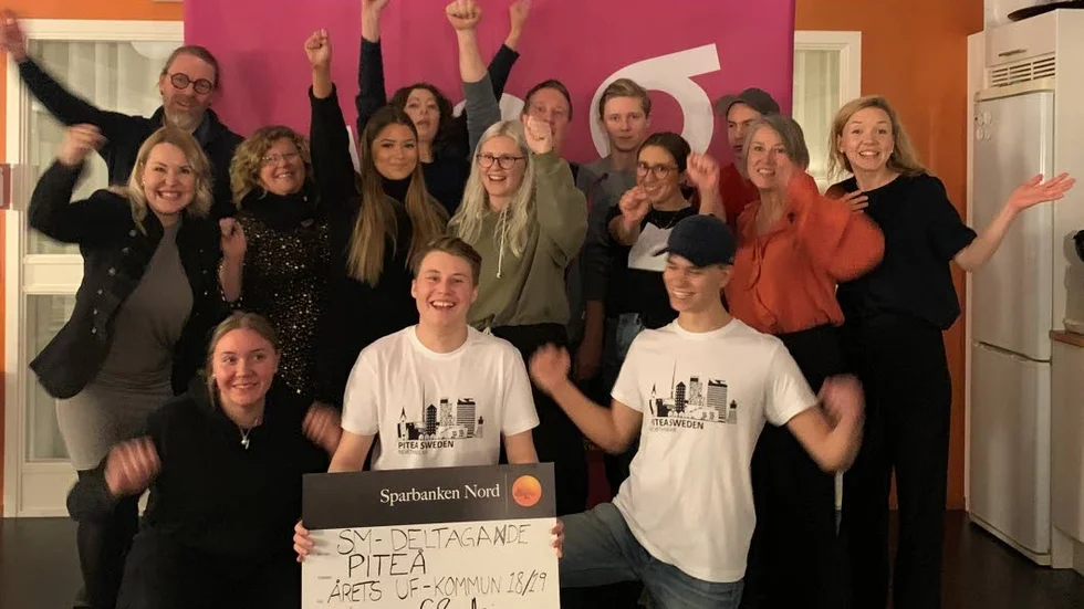 Elever från Strömbackaskolan samt Linda Celander, UF lärare Strömbackaskolan Ann-Sofie Edin, UF Lärare Strömbackaskolan Britt Dahlén, Gymnasiechef Strömbackaskolan Stina Eriksson, Näringslivsavdeningen Piteå kommun Mikael Reinholdsson, Näringslivsavdeningen, Piteå kommun.