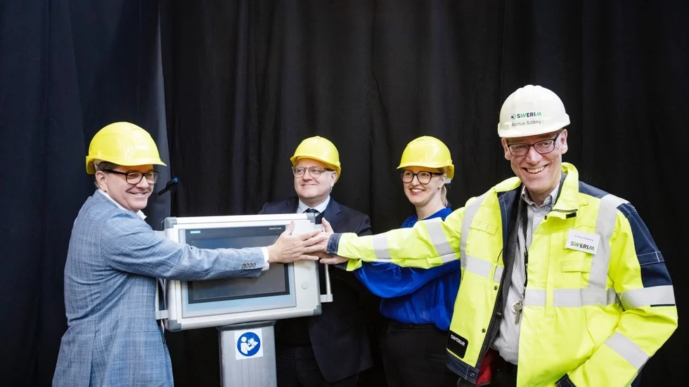 Fabriken avtäcks med ett knapptryck. Från vänster: Martin Phillips, Europachef för Talga, Krister Nilsson, statssekreterare för Utrikesdepartementet, Carina Sammeli, kommunstyrelseordförande för Luleå kommun och Pontus Sjöberg, vd för Swerim.