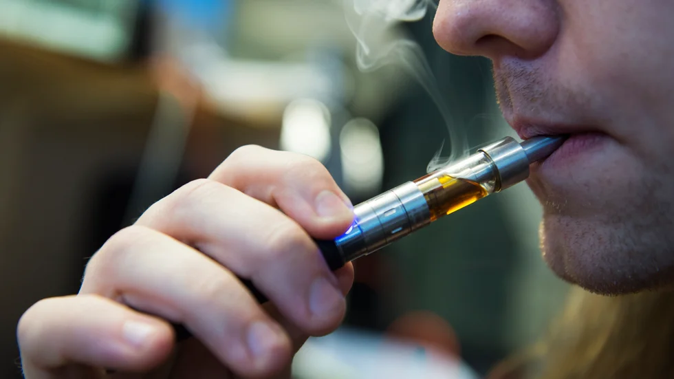Att förbjuda smaksättning för e-cigarretter är fel väg att gå om man vill få folk att sluta röka vanliga cigarretter, tycker skribenten.