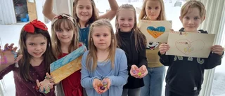 Hjälpsamma gruppen i Bergsviken säljer armband för Ukraina: "Ville göra någonting"