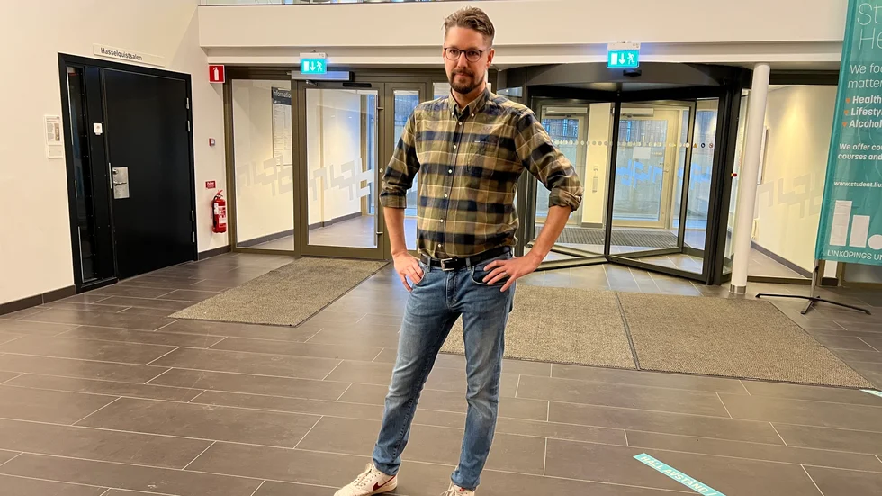 "Om man säger att man vill satsa 20 miljoner på vårdpersonalen och så blir både personalen och deras fackförbund arga över satsningen, då har man ju gjort något fel", säger Emil Broberg (V).