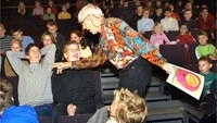 Den legendariske barnunderhållaren Anders Linder öppnade Barnfilmsfestivalen i Uppsala med buller och bång i går.