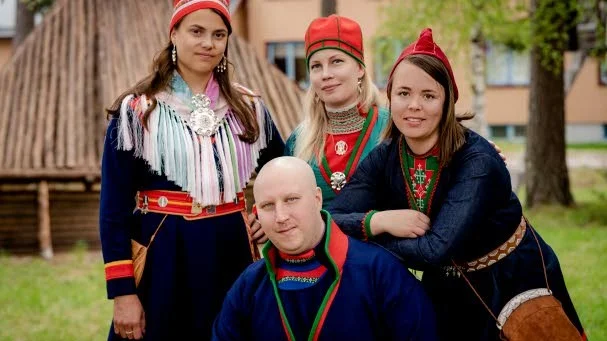 I realityserien Kärlek på Samernas följer SVT:s kameror Nadja, Anna Erika, Julia och Hannes och deras liv under ett läsår på Samernas utbildningscentrum i Jokkmokk.
