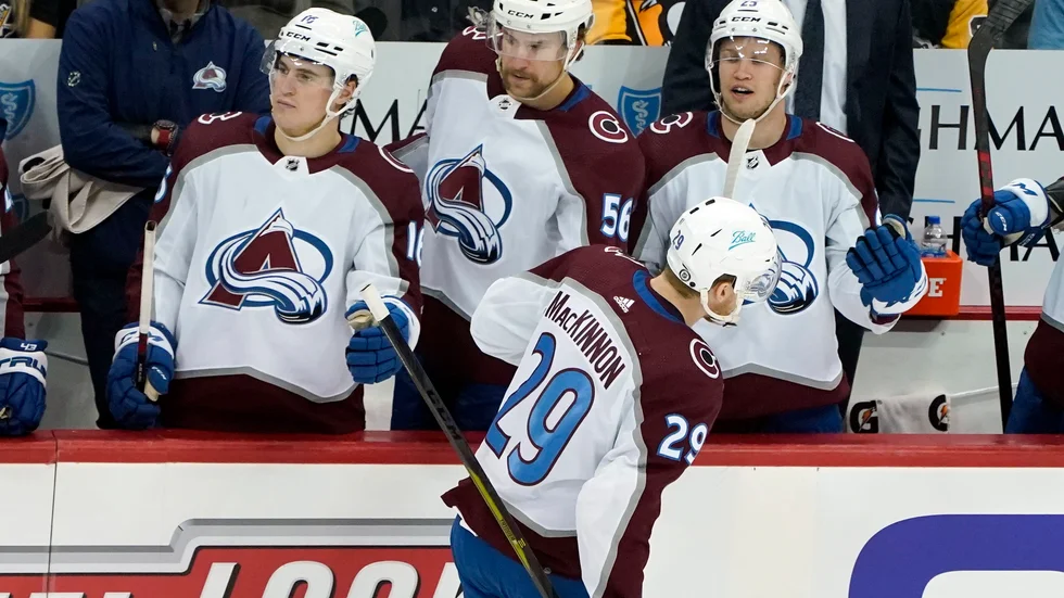 Colorados Nathan MacKinnon firar ett av sina två mål när laget säkrade 50:e segern i NHL och därmed blev slutspelsklart.